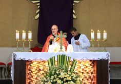 No tabernáculo diante dos olhos da fé: Corpo,alma e divindade. (Fotos: Nanda Moura)