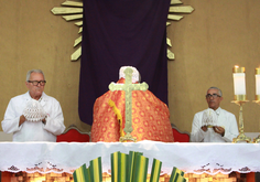 No tabernáculo diante dos olhos da fé: Corpo,alma e divindade. (Fotos: Nanda Moura)